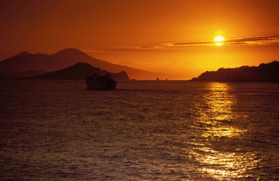 Západ slunce za Vesuvem